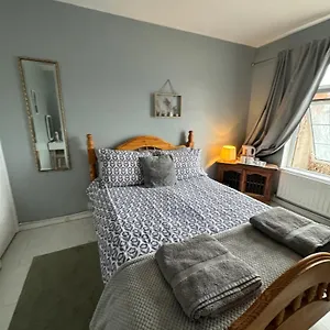 Habitación en casa particular House Near To Castlecourt Shopping